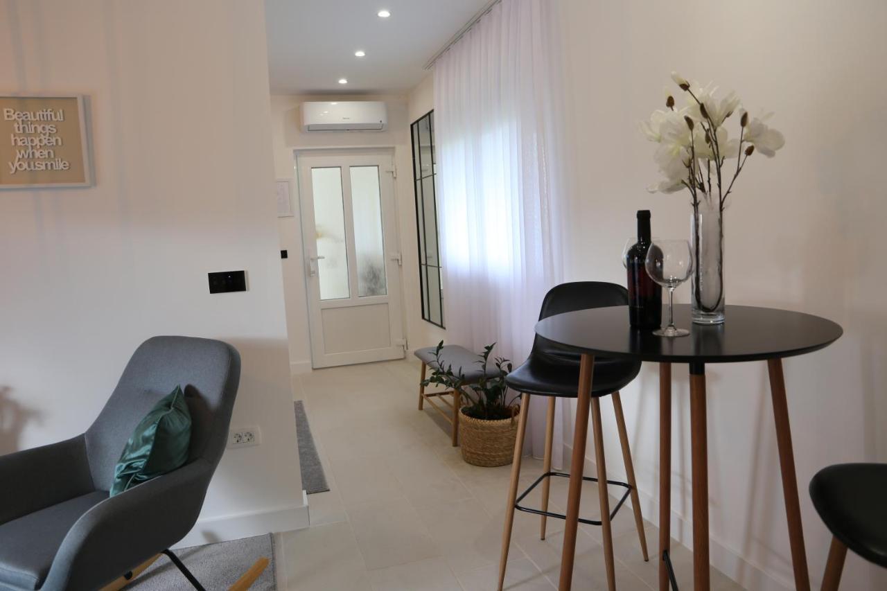 Flora Studio Apartments โคเรนนิซา ภายนอก รูปภาพ